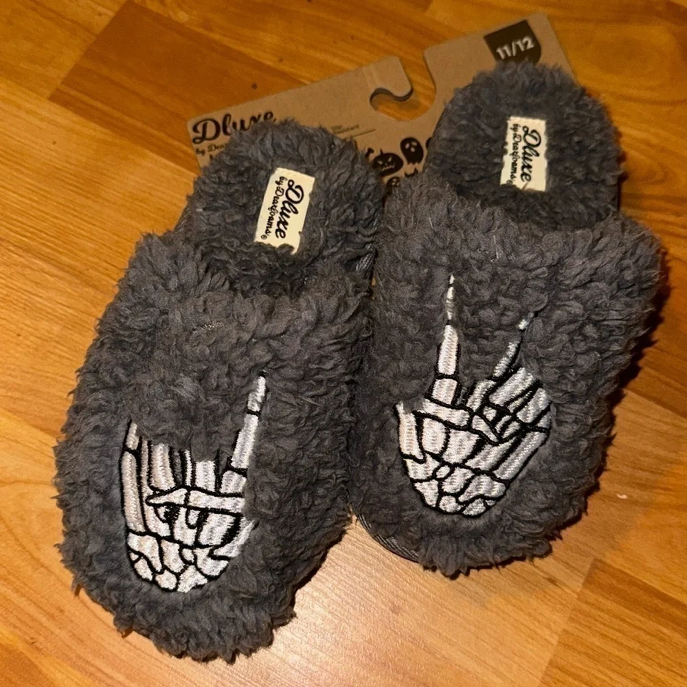 dluxe by dearfoams Kids' Skeleton Peace Sign Slide Slippers - Gray 11-12